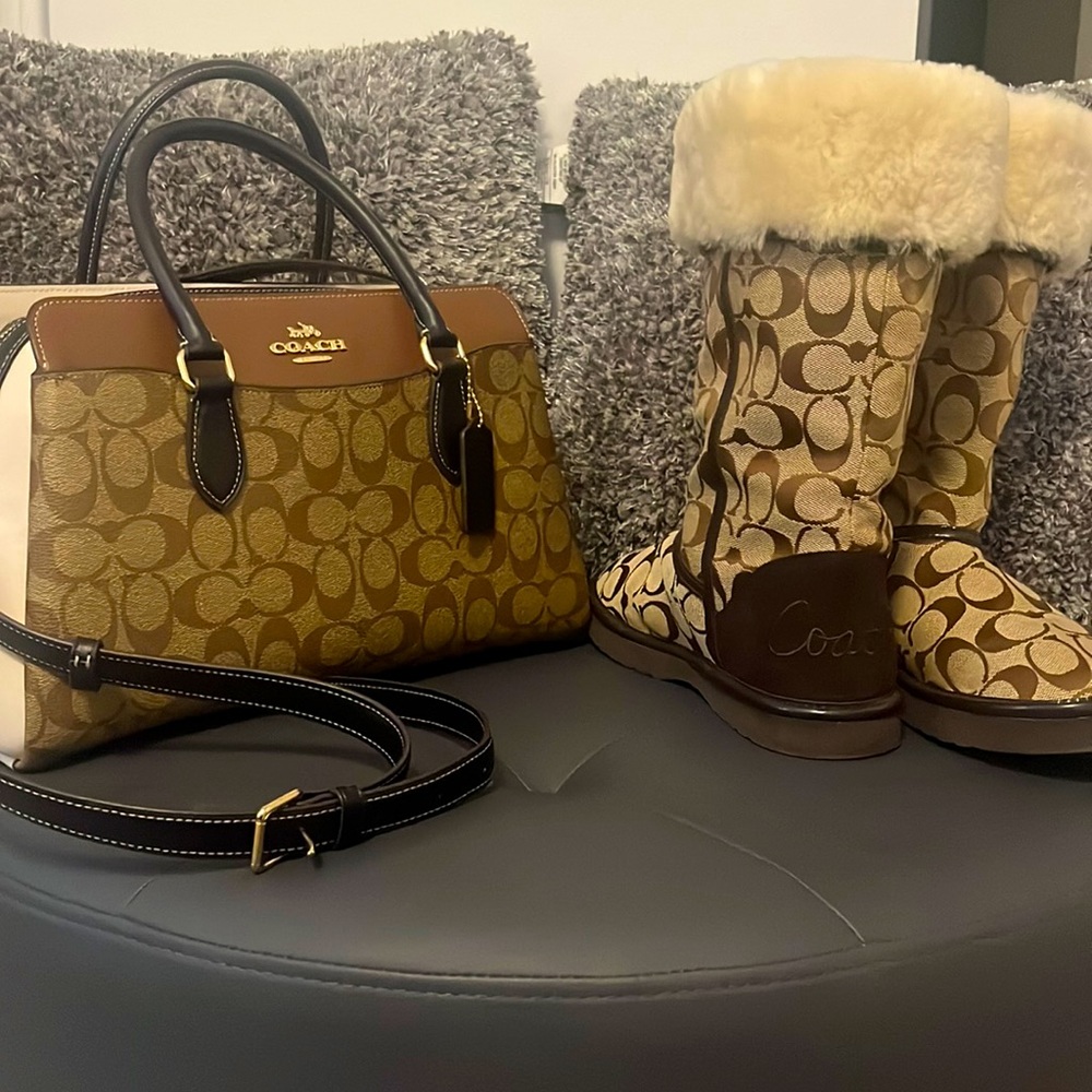 Selling this beautiful Authentic Coach combo for the Holiday, Won’t last long.